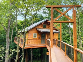 Treehouse #7 by Amish Country Lodging